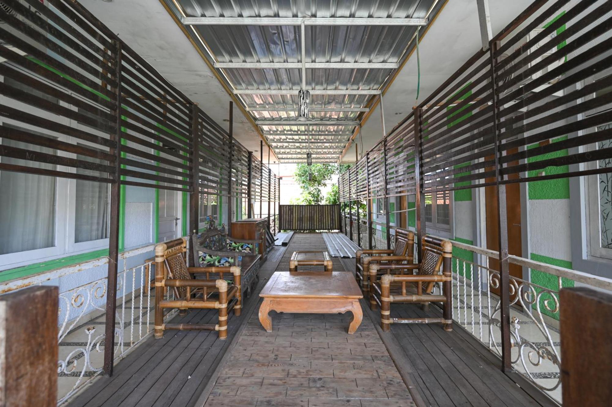 OYO 1755 De'balcon Accomodation Kuta Lombok Exterior foto